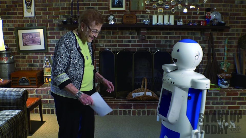 소셜 로봇은 노인들의 동반자가 될 수 있다. (출처: 보아(VOA) 유튜브 채널 갈무리)