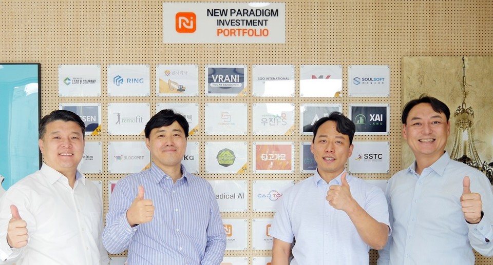 (왼쪽부터)뉴패러다임인베스트먼트 배상승 공동대표, 카툴 최형식 CTO, 김택수 대표, 뉴패러다임인베스트먼트 박제현 공동대표. (출처: 토스트앤컴퍼니)