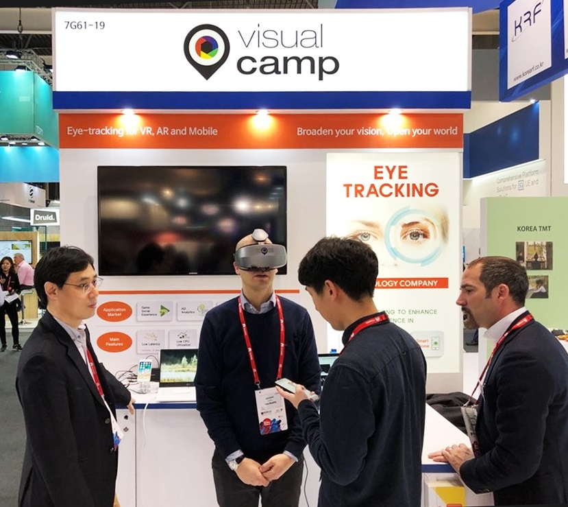 비주얼캠프가 'MWC 2018'에서 아이트래킹 솔루션 탑재 '가상현실 올인원 머리 착용 디스플레이(HMD) 모델을 공개했다. (출처: 본투글로벌센터)