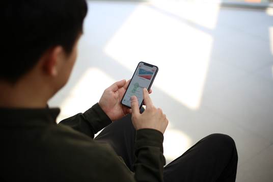 스마트폰에서 비주얼캠프의 시선 분석을 체험하고 있는 사용자. (출처: 본투글로벌센터)