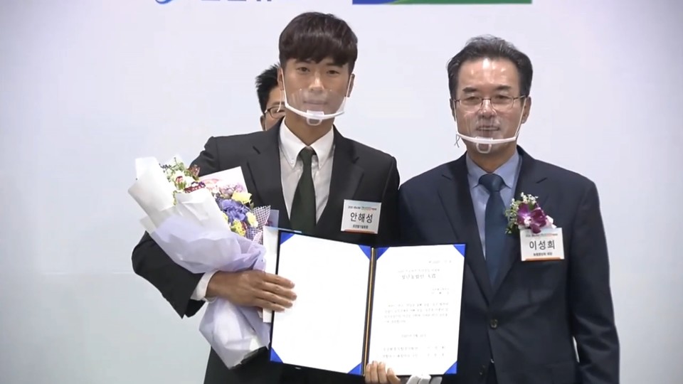 6월 2일 '2020년 청년농업인' 대상을 수상한 포천딸기힐링팜 안해성 대표(왼쪽). (출처: 경기혁신센터)