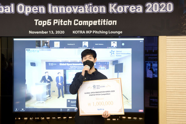 비주얼캠프 박대흠 마케팅 매니저가 ‘2020 글로벌 오픈 이노베이션 코리아 스타트업 피칭대회’에서 1위에 오른 후 수상 소감을 말하고 있다. (출처: 본투글로벌센터)