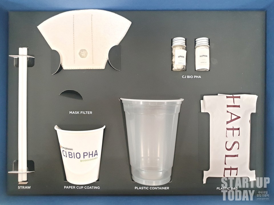 ＣJ제일제당은 지난달 PHA(Poly Hydroxyl Alknoate)를 주력제품으로 삼아 화이트 바이오 사업을 본격화했다. 사진은 ＣJ제일제당이 PHA를 활용해 만든 다양한 플라스틱 제품. (출처: CJ제일제당)