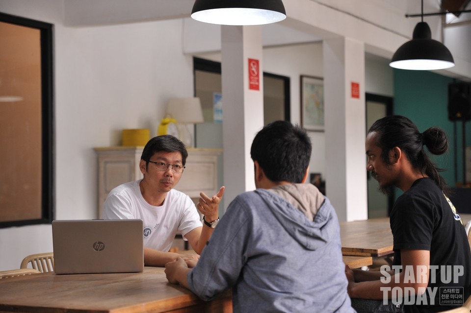 한국사회투자가 KOICA 민관협력사업으로 하고 있는 ‘인도네시아 사회문제해결 혁신창업 지원 강화 사업’에서 한 멘토가 청년들을 대상으로 멘토링을 진행하고 있다. (출처: 한국사회투자)