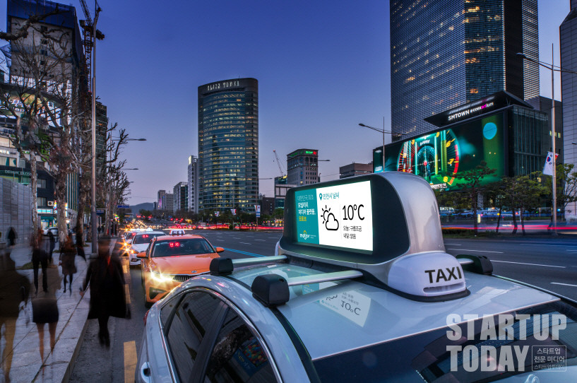 모토브 스마트 미디어 기기가 탑재된 택시. (출처: 모토브)