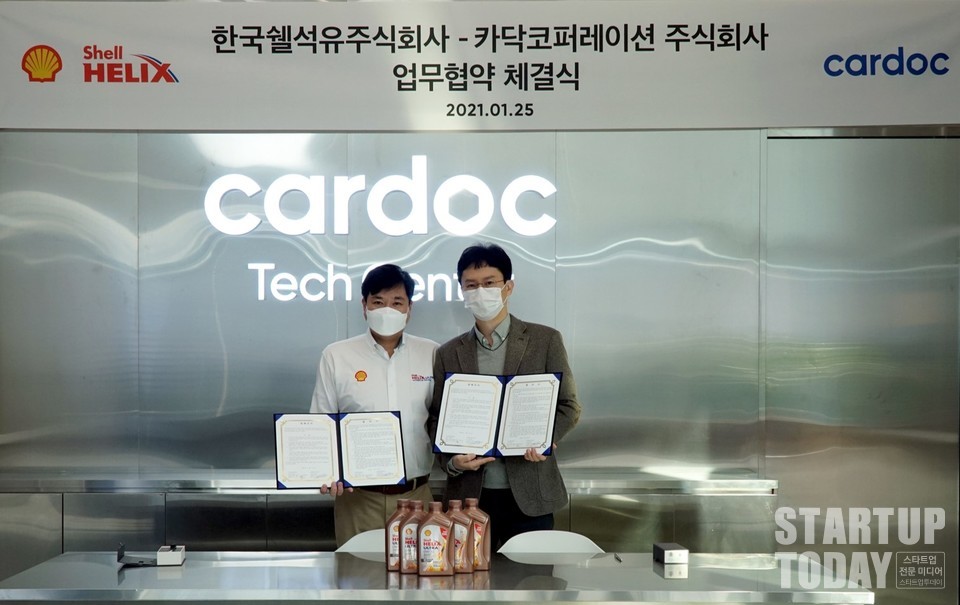 (왼쪽부터) 김준 한국쉘석유 마케팅 매니저와 이준노 카닥코퍼레이션 대표가 업무 협약을 체결하고 기념 촬영을 하고 있다. (출처: 한국쉘석유)