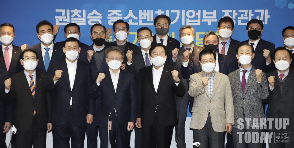 간담회 참석자들이 단체사진을 촬영하고 있다. (사진=중기중앙회)