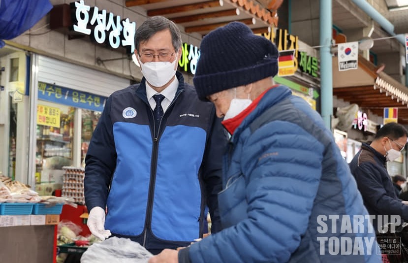 자료사진. 경주 중앙시장을 방문한 정재훈 한수원 사장이 시장상인에게 물건을 구매하고 있다. (사진=한수원)
