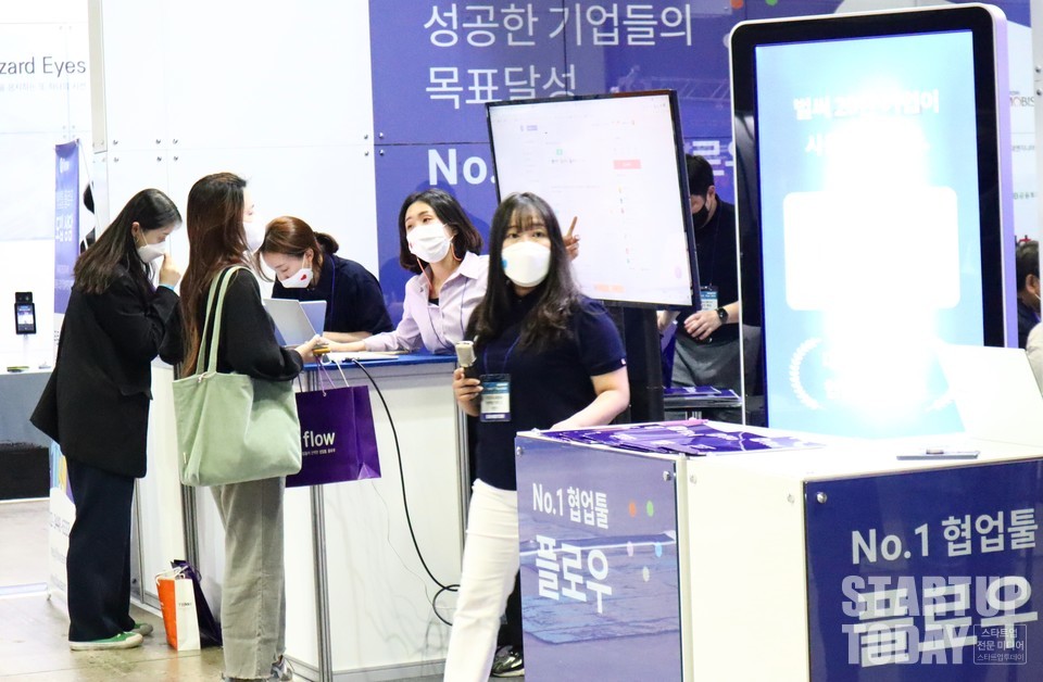 플로우 부스에서 설명을 듣고 있는 참관객. (사진=스타트업투데이)