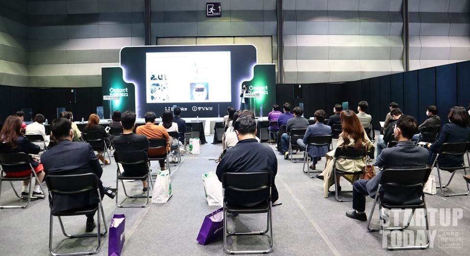 청중들이 김대현 토스랩 대표의 강연을 듣고 있다. (사진=스타트업투데이)