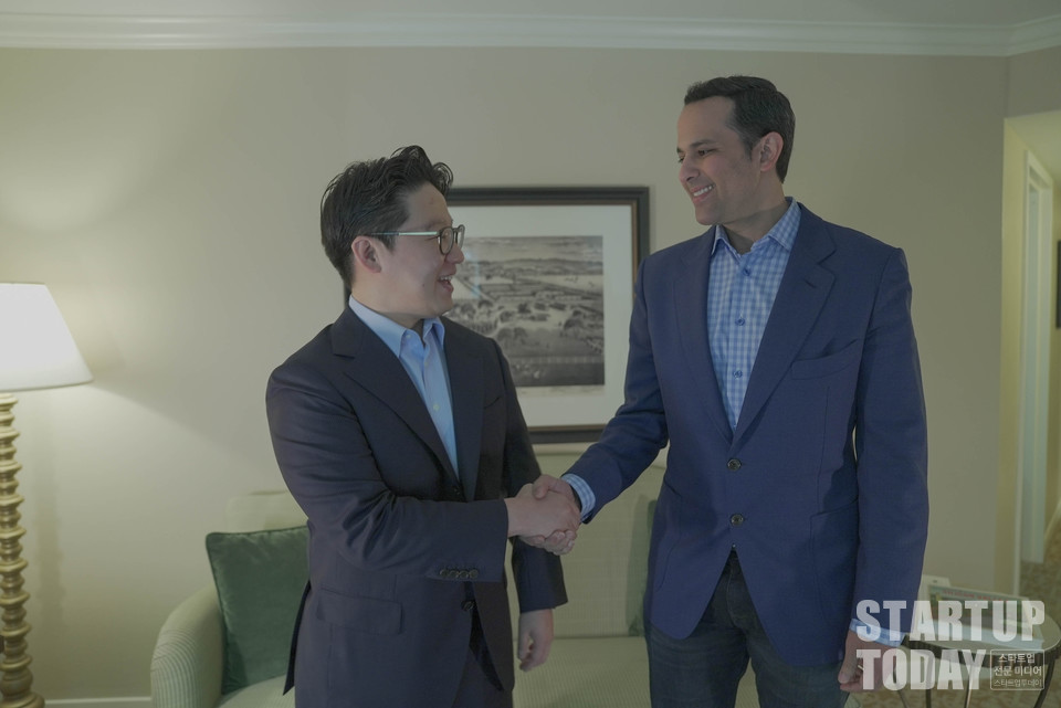 루닛 서범석 대표(왼쪽)와 가던트헬스 헬미 엘투키 대표(오른쪽). (사진=루닛)