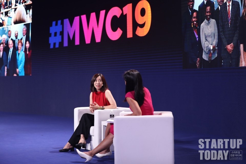 세계 최대 규모 IT 전시회 중 하나인 모바일 월드 콩그레스(Mobile World Congress·MWC) 2019에 참여한 엄수원 대표(왼쪽). (사진=아드리엘)