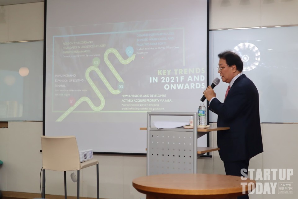 김정인 세인 I&D 베트남 회장이 17일 오전 서울 강남구 카이트타워 14층에서 열린 제378회 선명부동산융합포럼에서 ‘베트남 물류 및 산업공단 개발 사례’를 주제로 온라인 특별 강연을 했다