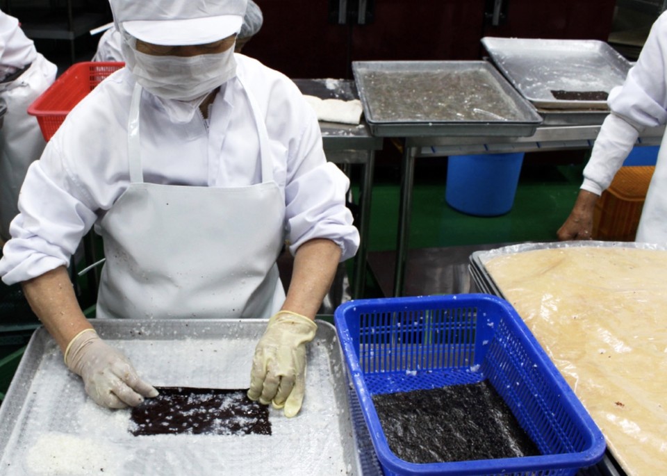 남원시니어클럽에서 제작 중인 김부각. (사진=나물투데이 홈페이지 갈무리)
