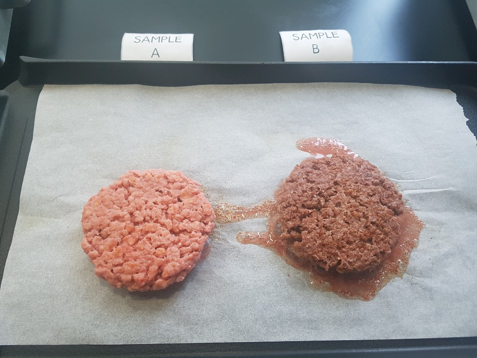 대체육 언리미트의 패티를 연구 중인 모습. (사진=지구인컴퍼니 제공)