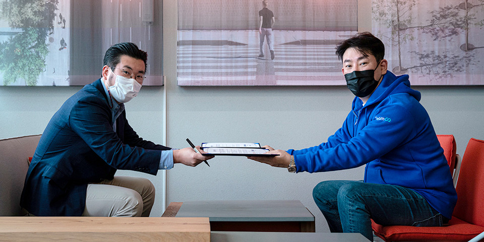 카모아 성장근 부대표(오른쪽)와 클룩 이준호 지사장(왼쪽)이 전략적 파트너십을 맺었다. (사진=카모아 제공)