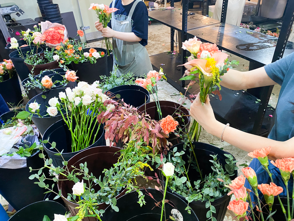 꾸까는 매일 새벽 꽃시장에서 가장 적합한 꽃을 구매해 꽃다발을 만든다. (사진=꾸까 제공)
