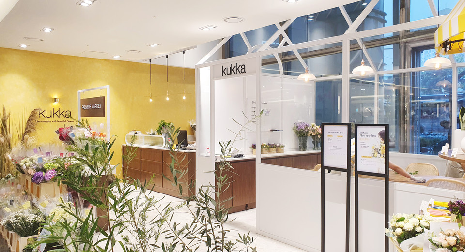 꾸까의 쇼룸은 고객들이 머무르며 쉬어갈 수 있도록 음료도 판매한다. (사진=꾸까 제공)