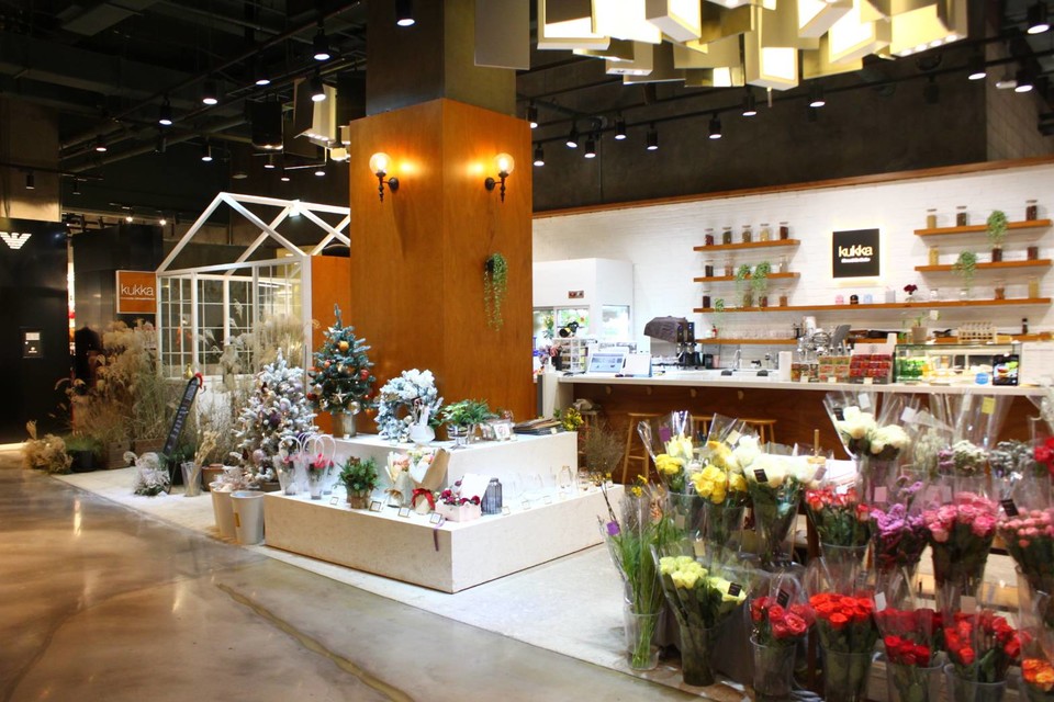 꾸까의 쇼룸은 고객들이 머무르며 쉬어갈 수 있도록 음료도 판매한다. (사진=꾸까 제공)