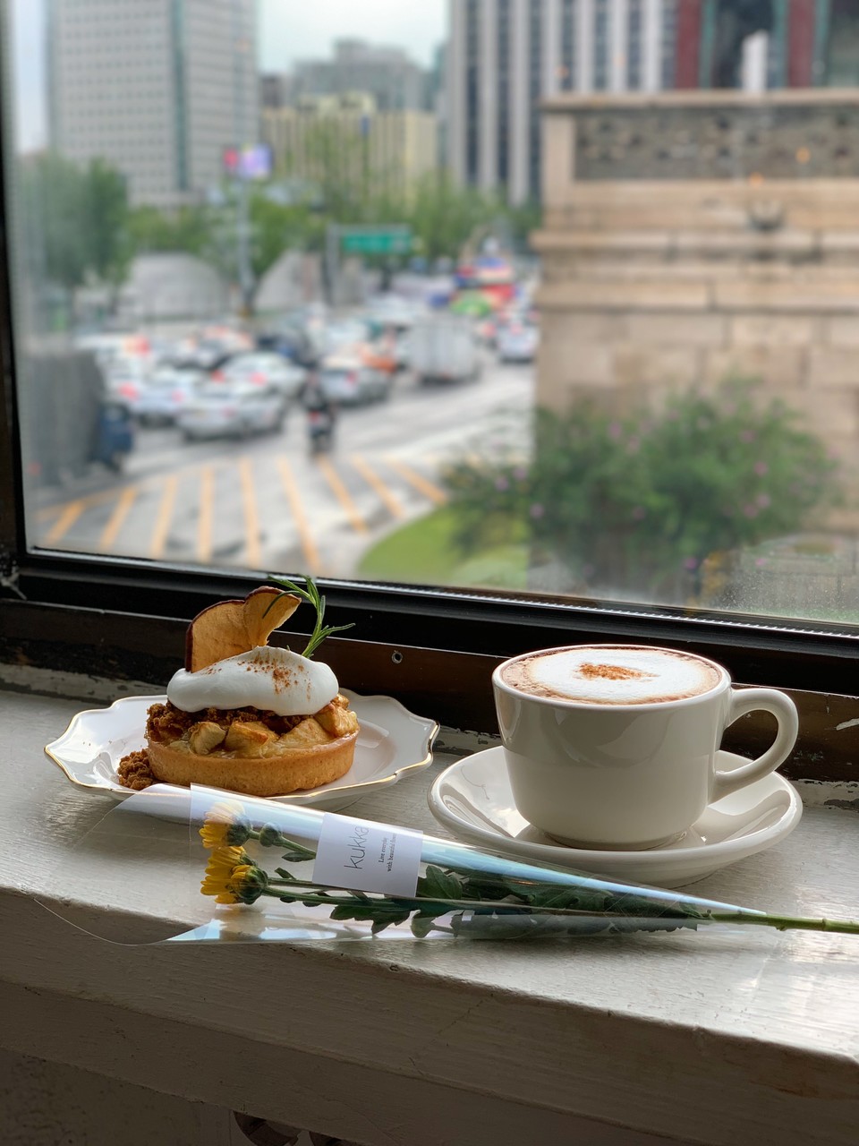 꾸까의 쇼룸은 고객들이 머무르며 쉬어갈 수 있도록 음료도 판매한다. 음료를 마시면 한송이 꽃을 선물해준다. 기분 좋은 경험이다. (사진=꾸까 제공)