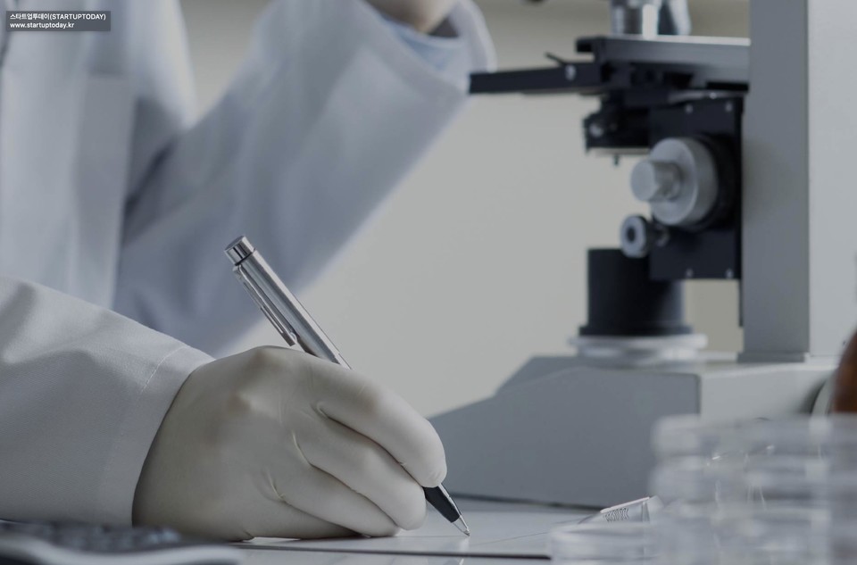 오랩스 연구진 최춘영 박사는 비타민U의 피부 장벽 손상 회복 소재 개발 등 화장품 사업화 활동 경험이 있다. (사진=오랩스 홈페이지 갈무리)