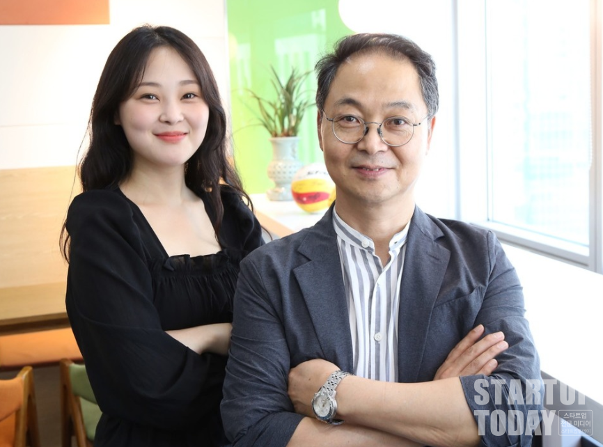 알엠사이언스의 이창열 대표(오른쪽)와 이채연 브랜드 매니저(왼쪽). 둘은 부녀 사이다. (사진=심선식 기자)