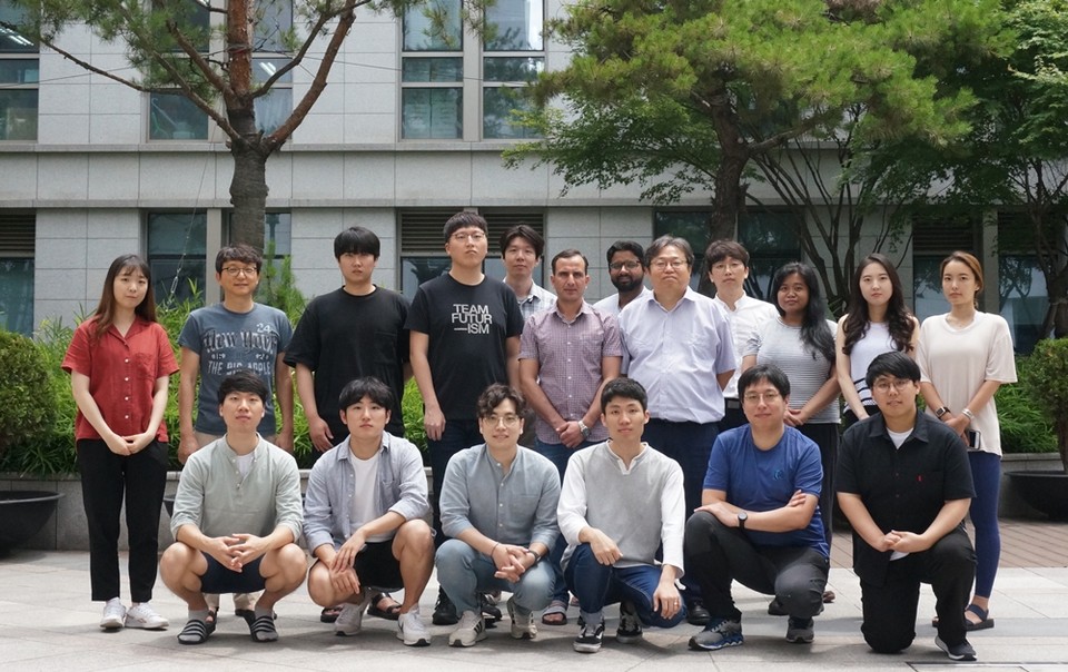 아라레연구소 구성원들이 단체사진을 촬영하고 있다. (사진=아라레연구소 제공)