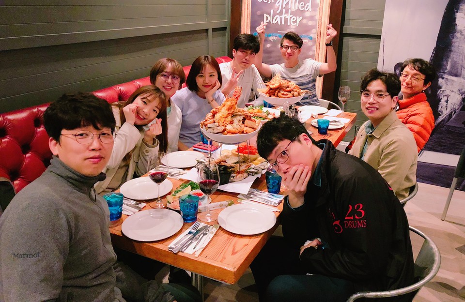 아라레연구소 구성원들이 기념촬영을 촬영하고 있다. (사진=아라레연구소 제공)