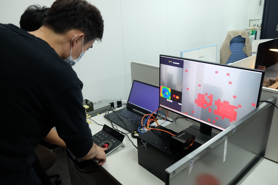 연구개발 중인 아라레연구소 구성원들. (사진=아라레연구소 제공)