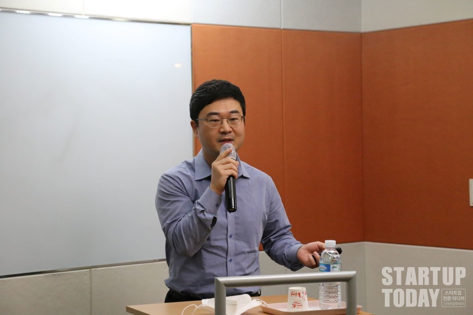 이진석 오퍼스엠 대표가 23일 오전 서울 강남구 카이트타워 14층에서 열린 제384회 선명부동산융합포럼에서 ‘프롭테크 분야의 블록체인’를 주제로 강연했다.(사진=스타트업투데이)
