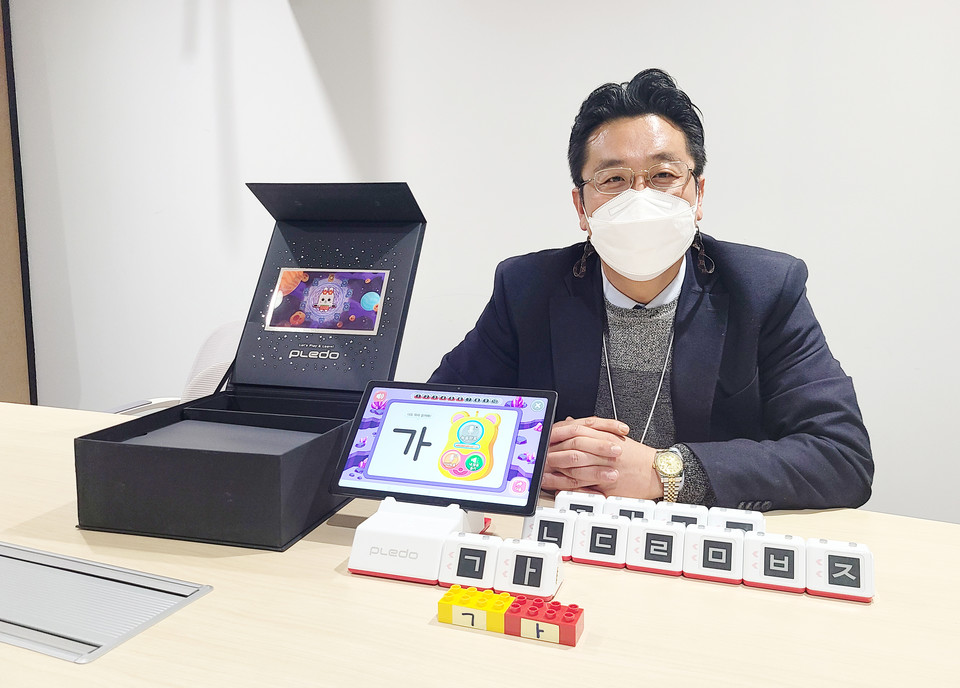 프레도 김관석 대표와 '플레도 AI 블록'. (사진=프레도 제공)