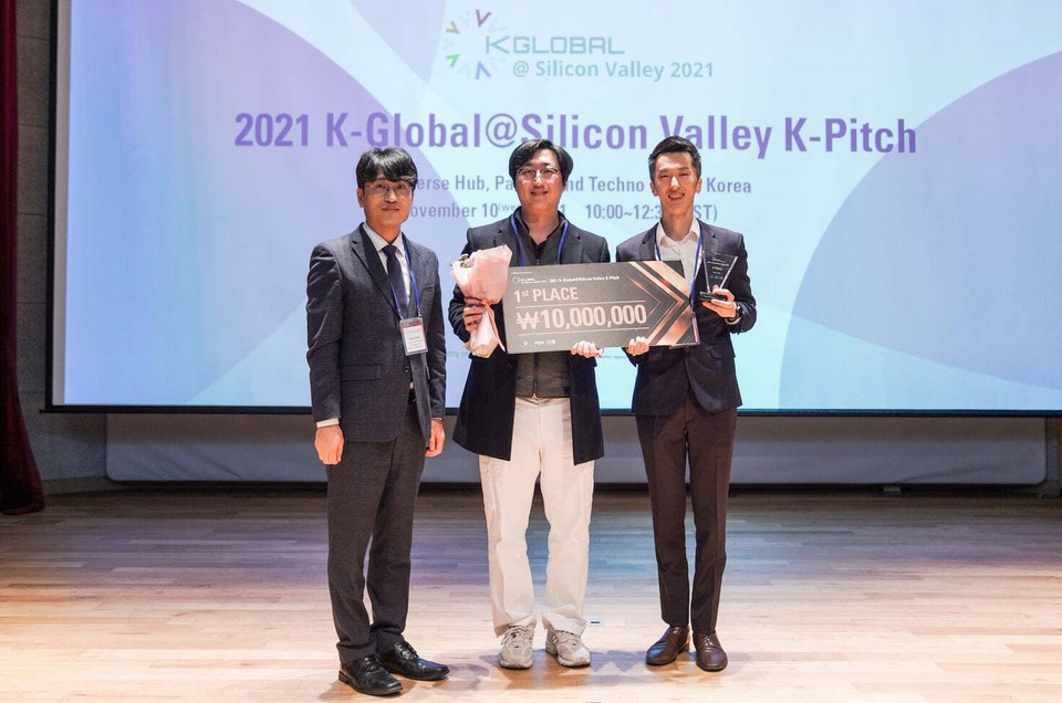 이미지 1 - K-글로벌@실리콘밸리 K-피치 1위 수상 후 기념 촬영한 박찬 한국축산데이터 해외사업팀장(가운데)( (사진=한국축산데이터 제공)