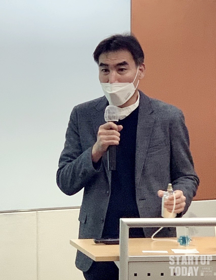 김병관 (주)한국에너지재료 대표가 벤처포럼에서 자사의 수소저장합금 기술에 관해 설명하고 있다.(사진=스타트업투데이)