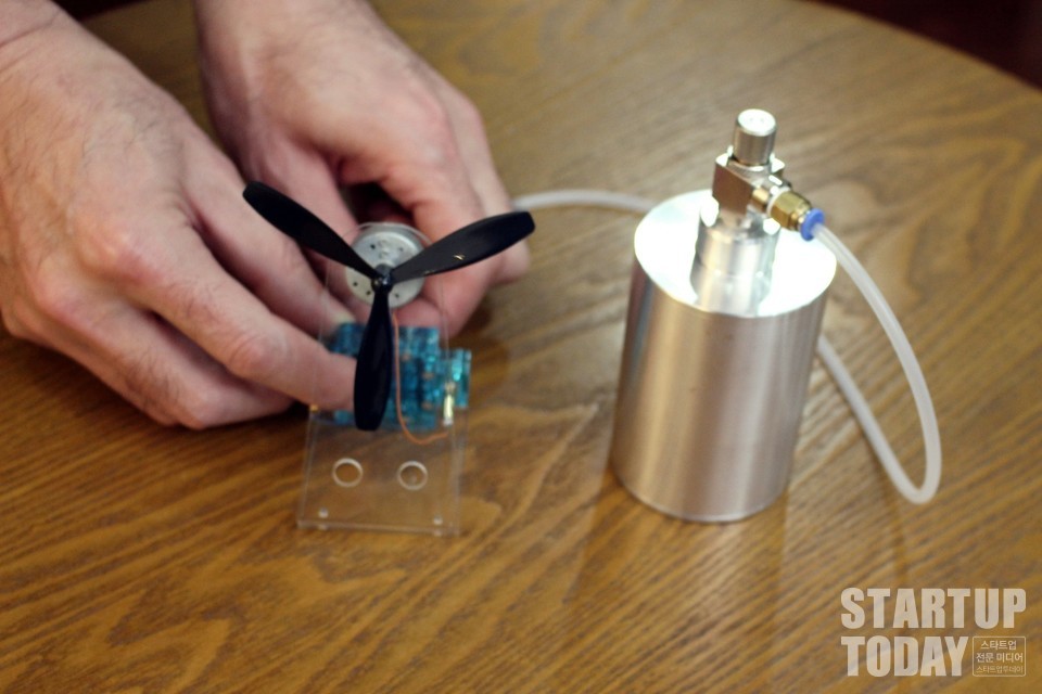 김병관 대표가 빠른 완충과 성능이 강점인 수소 배터리에 관해 설명하고 있다. 이 캔 하나면 자전거로 100km까지 주행이 가능하다.(사진=스타트업투데이)