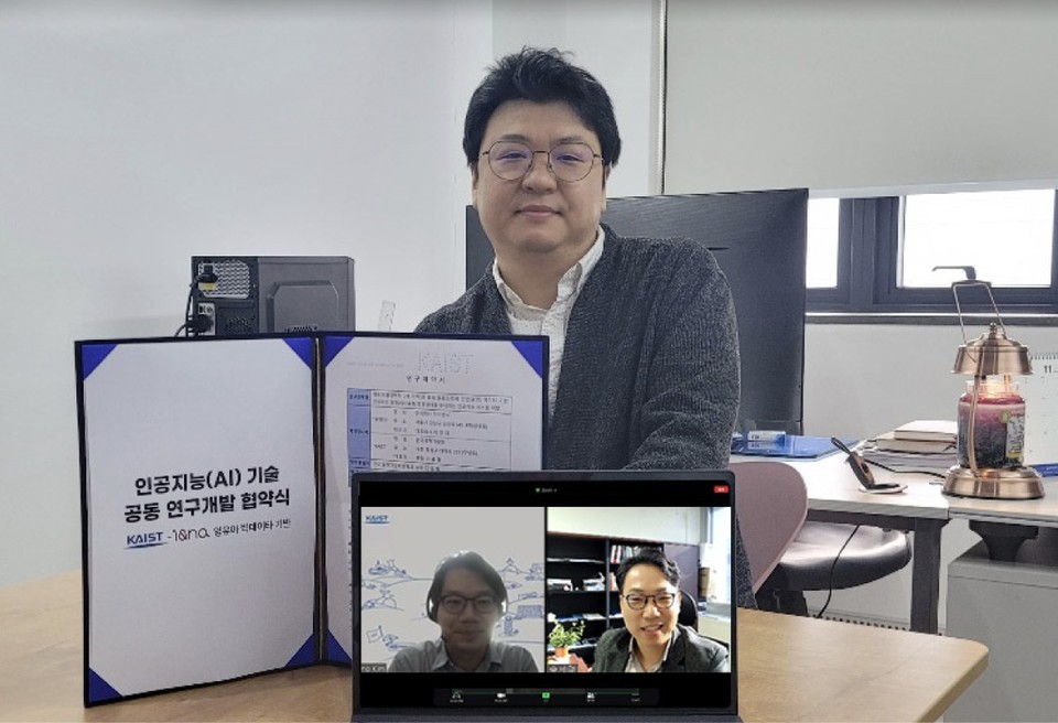 아이앤나 이경재 대표가 비대면으로 카이스트 김준모 교수, 송세경 교수와 협약식을 맺었다. (사진=아이앤나 제공)