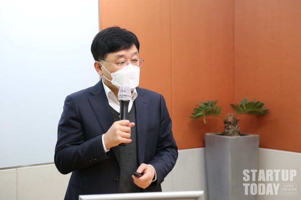 정만기 한국자동차산업협회장은 18일 서울 강남구 카이트타워 14층에서 열린 제392회 선명부동산융합포럼에서 ‘2022 대한민국 산업 전망’을 주제로 강연했다