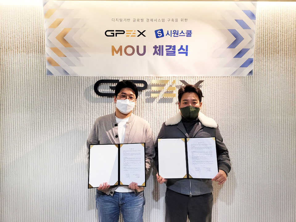 (왼쪽부터)한국포인트거래소 김재학 대표와 에스제이더블유인터내셔널 이시원 대표강사(사진=한국포인트거래소)