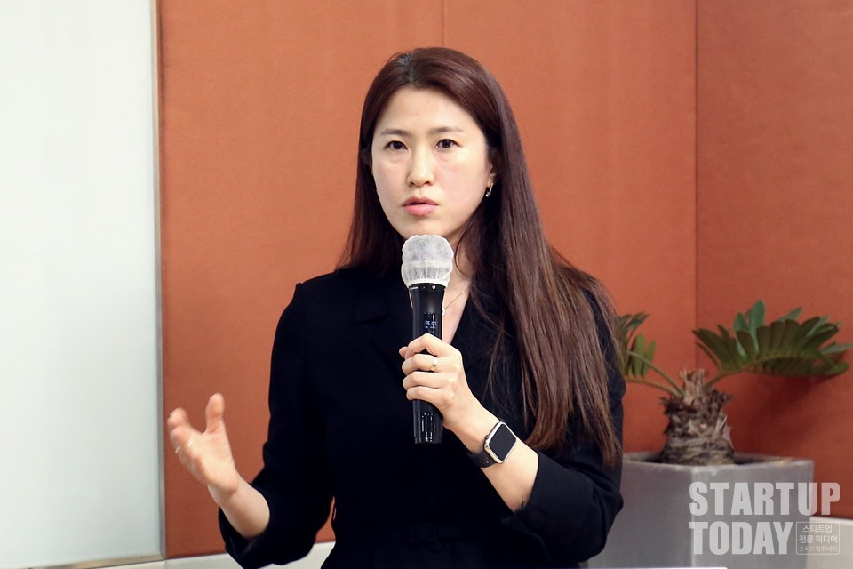 이미경 (주)리앤컴퍼니코리아 대표가 241회 벤처포럼에서 투자 설명회를 진행했다