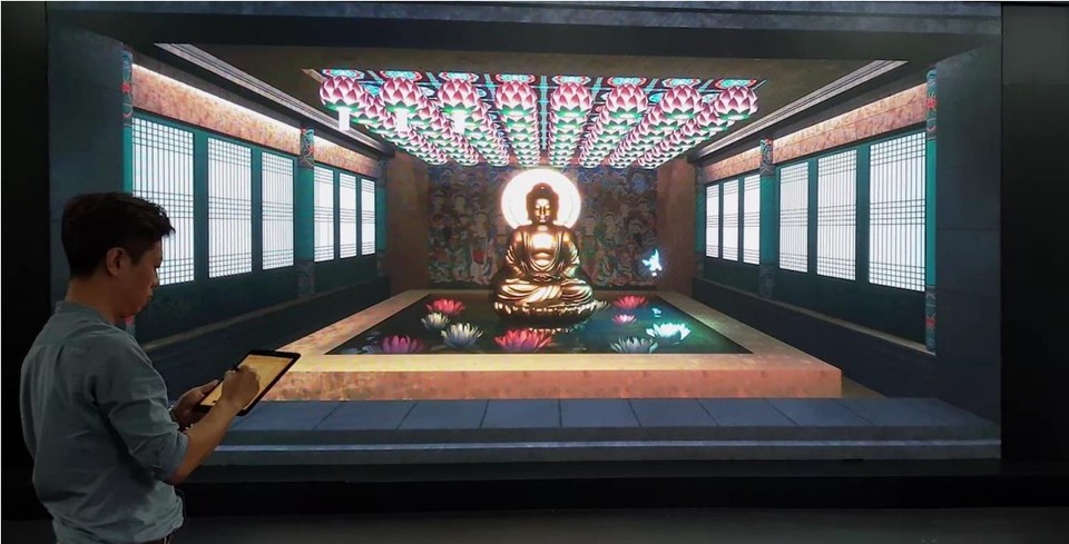 중생들의 기도와 소원을 디지털 부처에 기원하고, 이를 응답하는 부처의 모습을 보여주며 개개인의 소원은 천정의 연등에 접수되는 연등공양함(사진=뉴콘텐츠플랫폼)