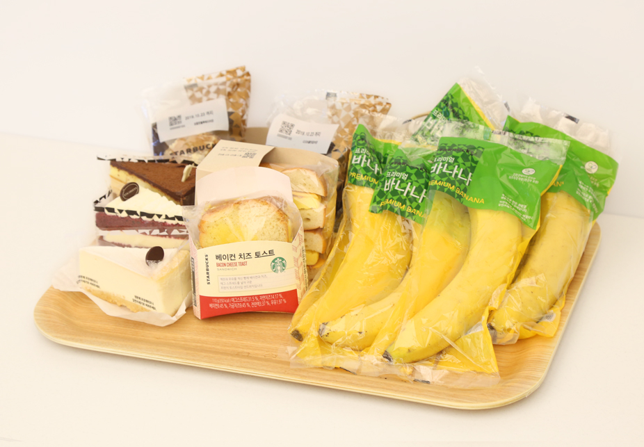 SKC 친환경 생분해 필름을 포장재로 사용한 스타벅스 제품(사진=스타벅스)