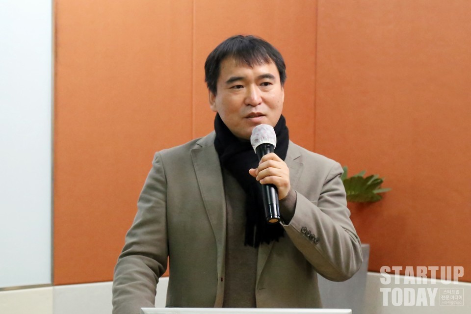 이번 포럼에는 ㈜인스유틸 김진성 대표가 참여해 딥러닝 기반의 문장분석 엔진 ‘Deep STA’(딥스타)와 딥러닝 기반 감성 분석 서비스 ‘Deep Review’(딥리뷰), 임직원을 위한 실시간 익명 토론 게시판 ‘Onsori’(온소리)와 관련한 투자설명회를 진행했다