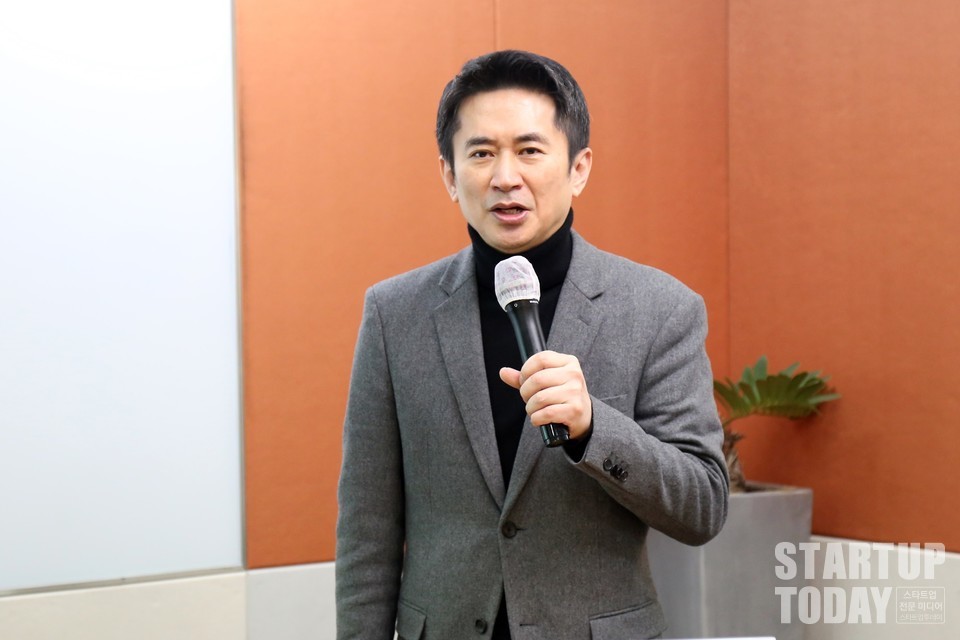 246회 벤처포럼에는 ㈜아이플래테아 조영봉 대표가 참여해 방송과 스마트폰을 연동하는 모바일앱 ‘리얼라이브’에 관련한 투자설명회를 진행했다