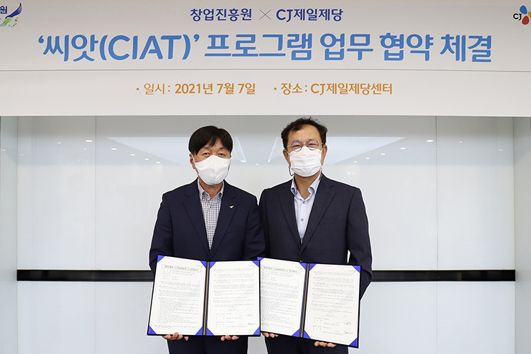 (왼쪽부터) 김용문 창업진흥원장과 정길근 CJ제일제당 부사장(사진=CJ제일제당)