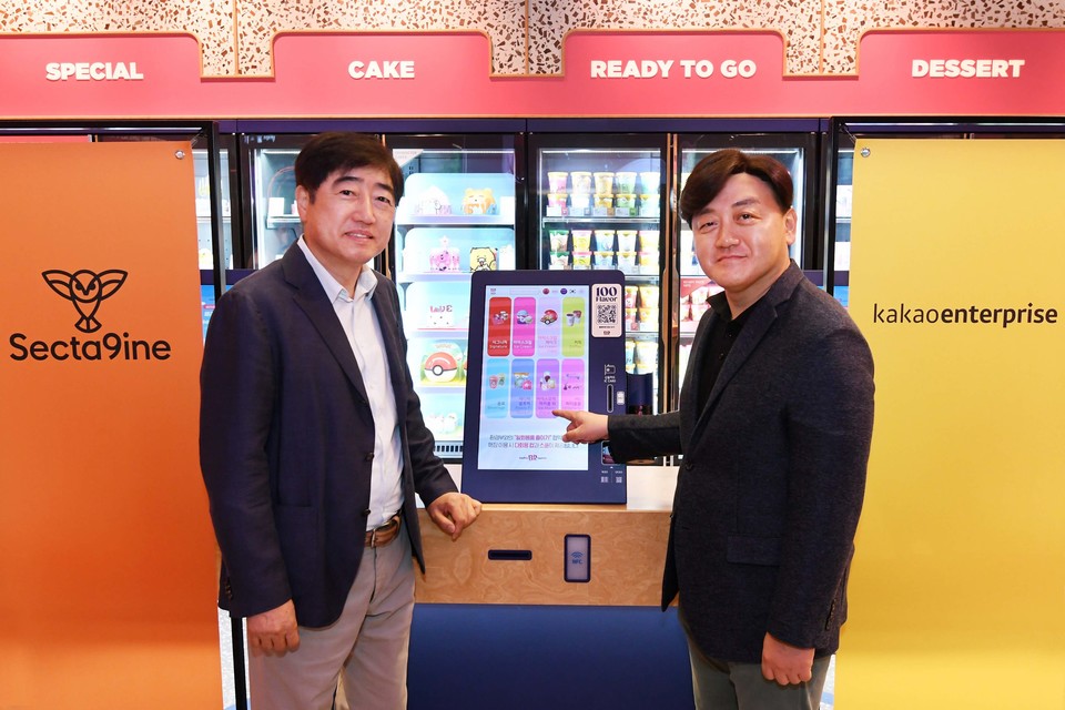 백상엽 카카오엔터프라이즈 대표(오른쪽)와 이경배 섹타나인 대표(왼쪽)가 16일 역삼동 스퀘어강남에서 양사 기술 협력 및 상호 비즈니스 강화를 위한 업무협약(MOU)을 체결하고 기념 사진 촬영을 하고 있다(사진=카카오엔터프라이즈) 