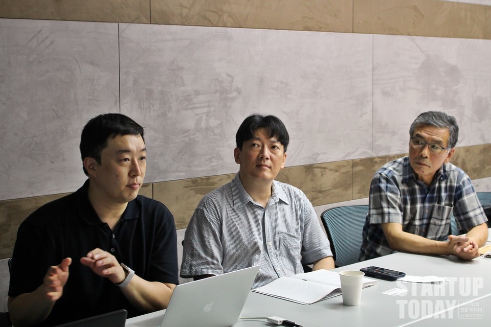 제266회 벤처포럼에는 ㈜원키가 참가해 투자설명회를 진행했다. 왼쪽부터 조원기 공동 CEO, 마이클 안 CMO, 예상곤 공동 CEO