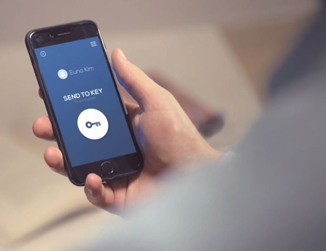 (주)원키는 비가청 음역대의 음파를 이용하여 사용자의 위치를 정밀하게 파악, 보안을 강화한 차량-스마트폰 간 커넥티비티 기술을 보유했다. 스마트폰으로 키를 전송하는 모습(사진=원키)