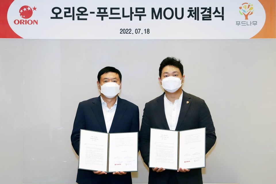 (왼쪽부터)이승준 오리온 대표와 김영문 푸드나무 대표(사진오리온)