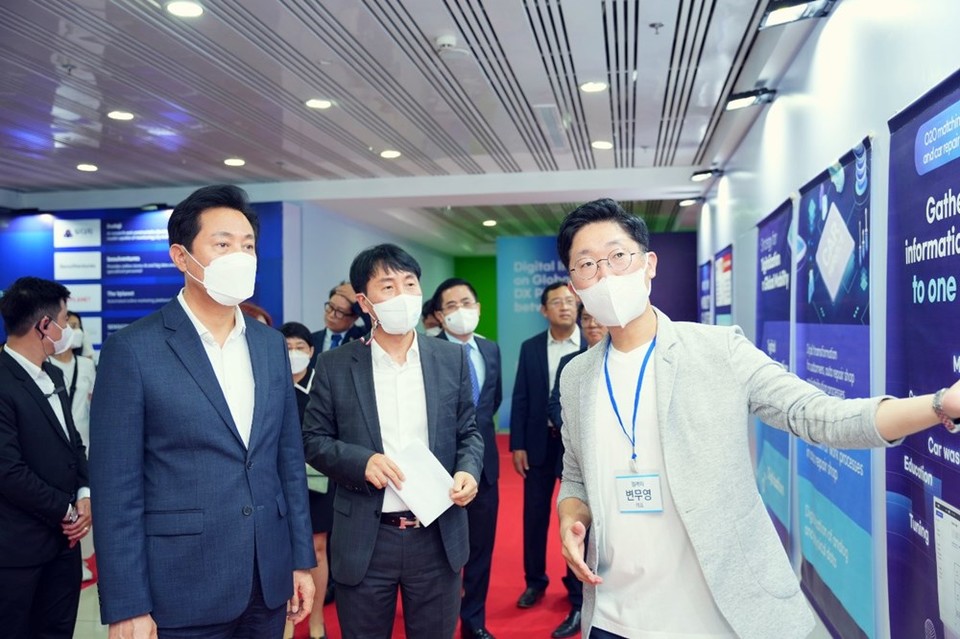 베트남 호치민시 창업허브센터에서 오세훈 서울 시장, 김현우 SBA 대표에게 엠케이 변우영 대표가 설명하고 있다(사진=엠케이)