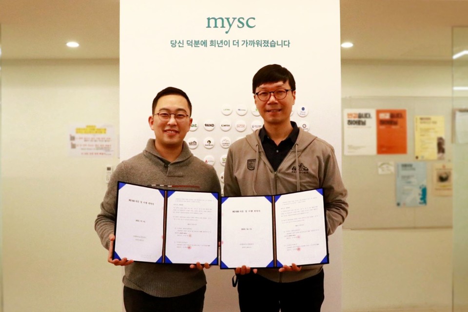 (왼쪽부터)루트에너지 윤태환 대표와 MYSC 김정태 대표가 RE100 계약 체결 후 기념촬영을 하고 있다(사진=루트에너지)