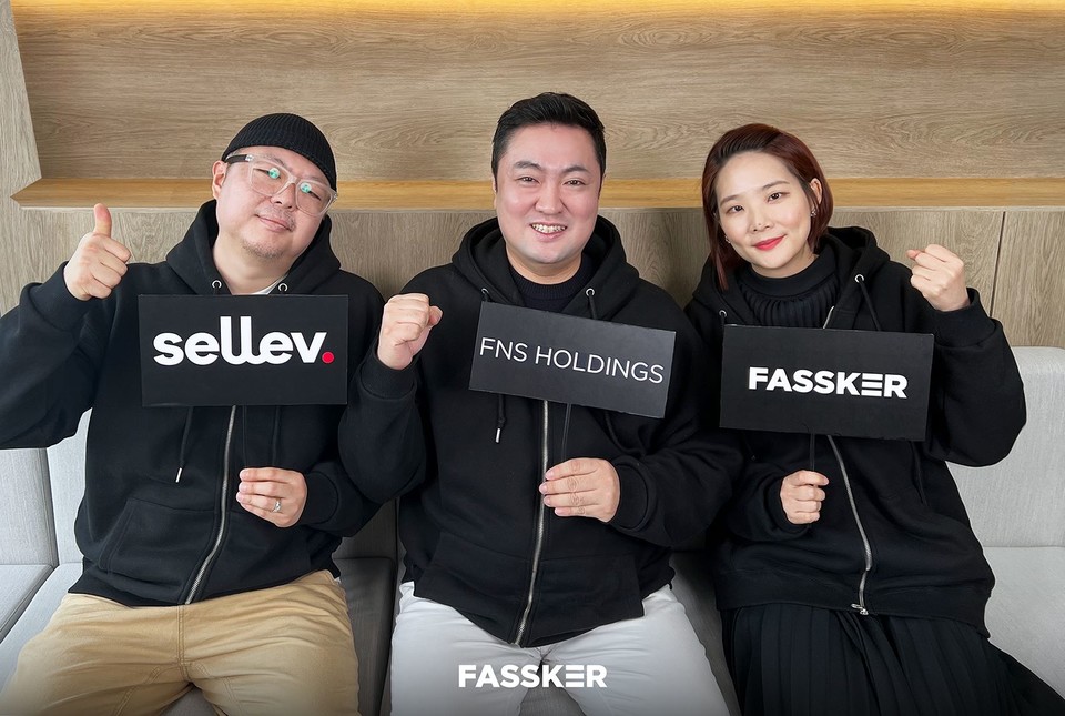 (왼쪽부터)커팅엣지 박민균 각자대표, 에프앤에스홀딩스 최현석 대표, 커팅엣지 박성혜 각자대표(사진=에프앤에스홀딩스)